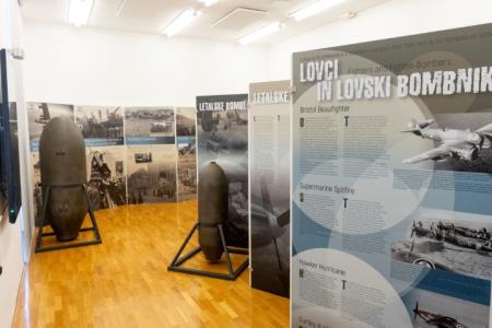 Razstava Slovenija pod točo bomb, foto Valter Leban